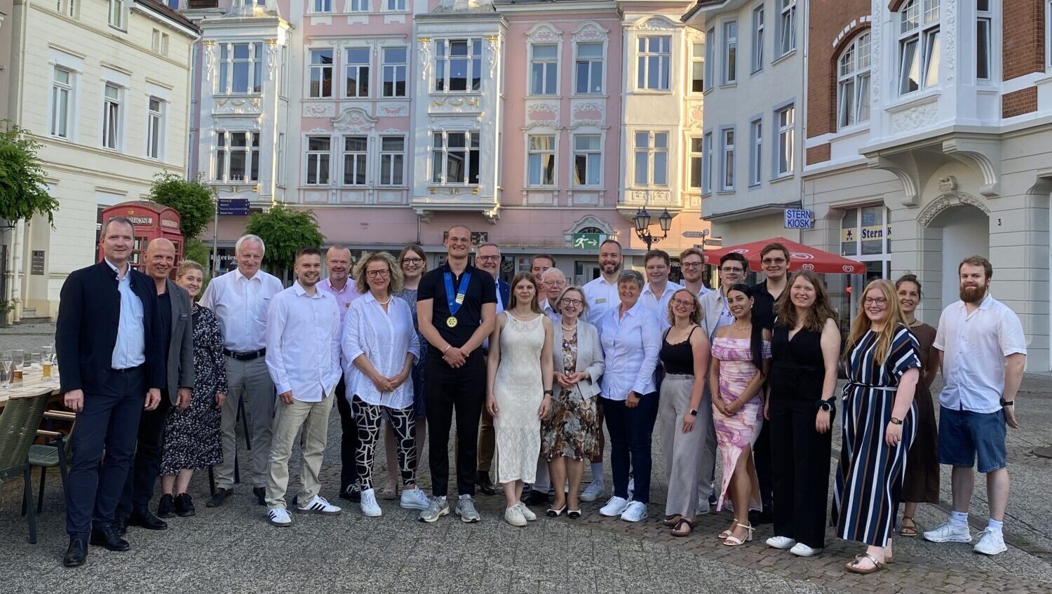 ehrenamtlich Gruppe vor Restaurant, schön angezogen